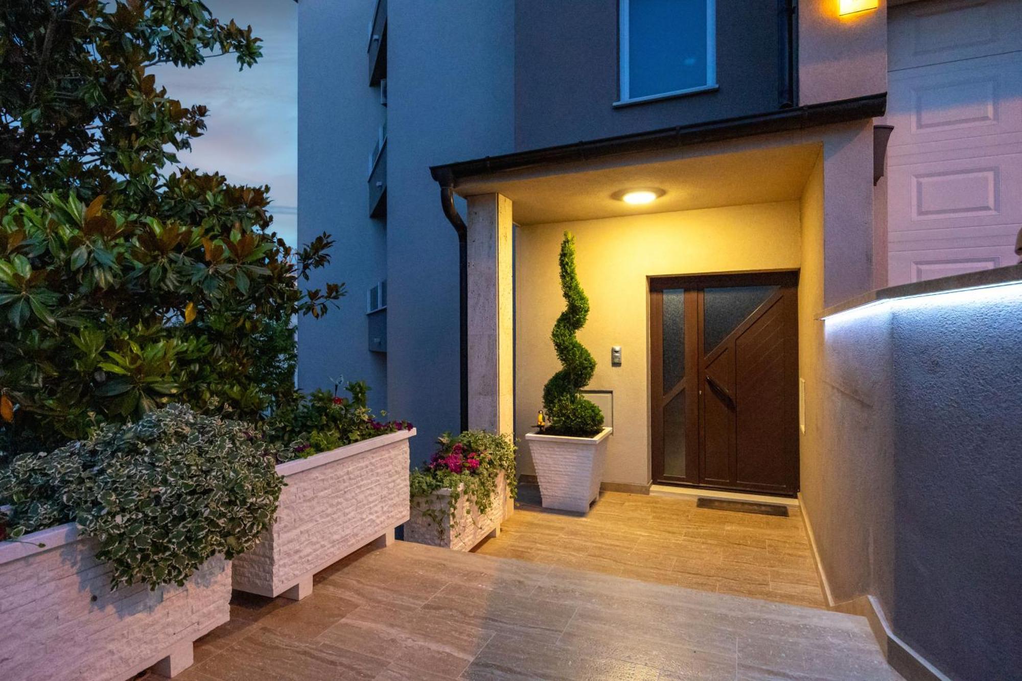Sunny Garden Apartment Split Exterior photo