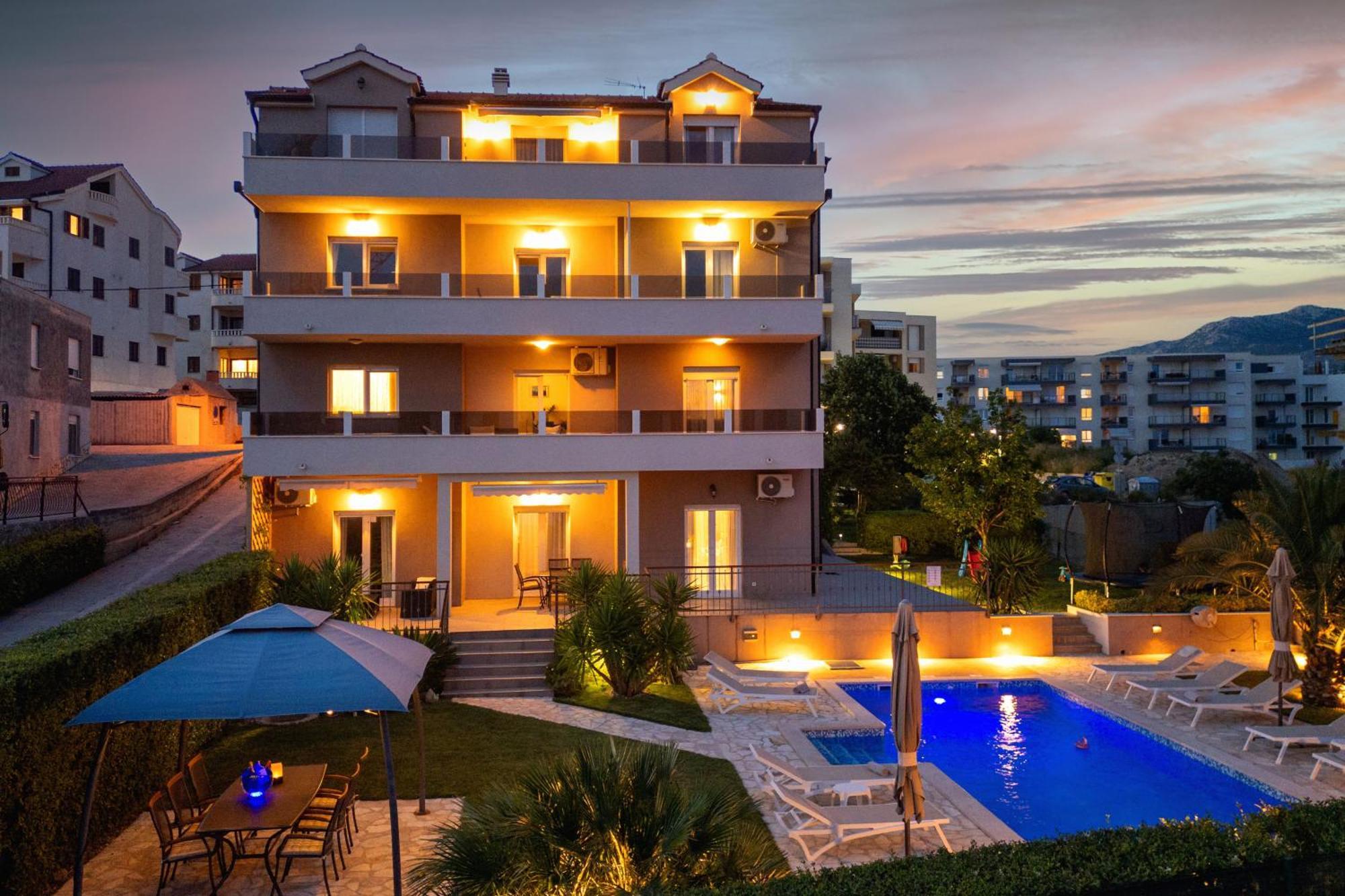 Sunny Garden Apartment Split Exterior photo