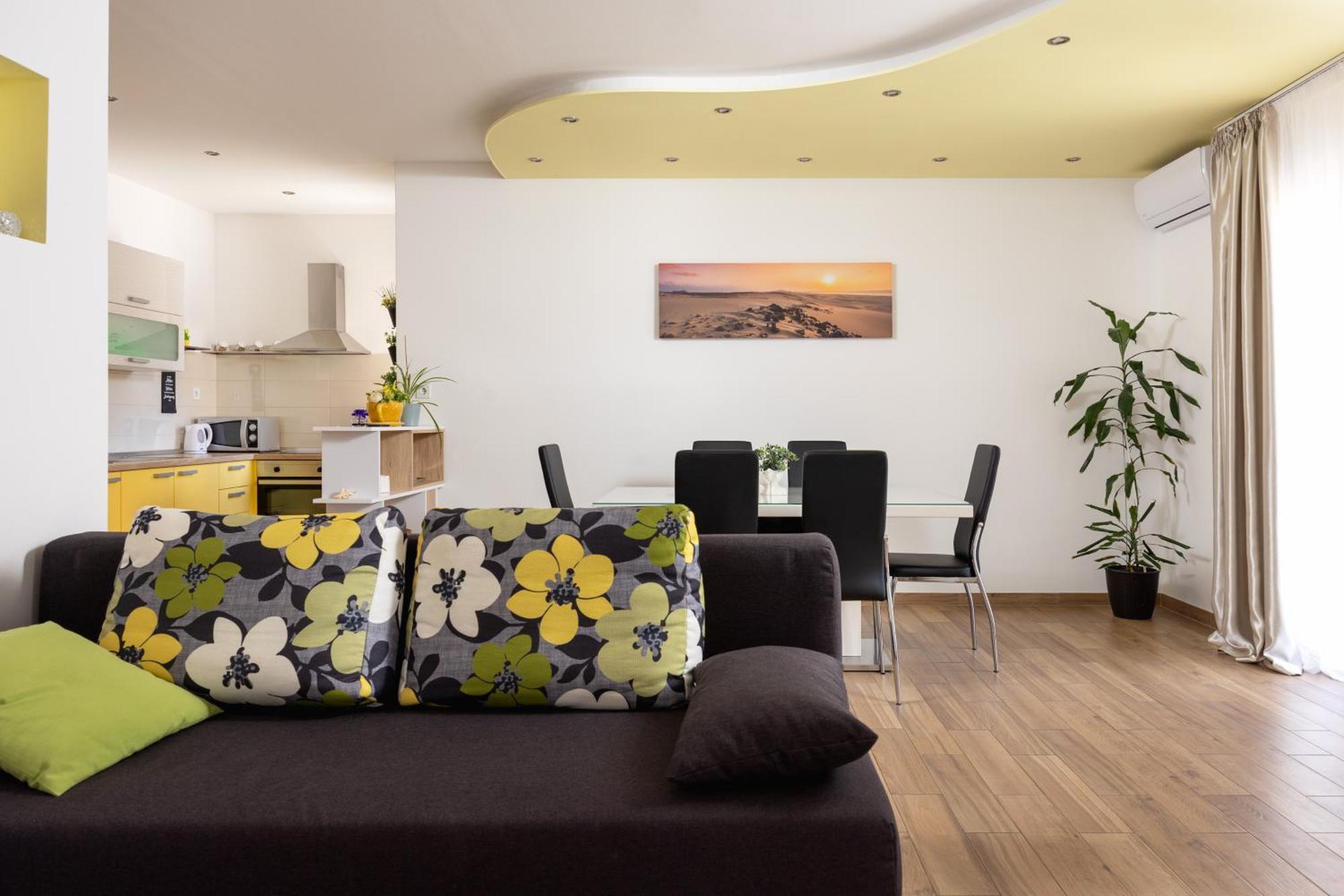 Sunny Garden Apartment Split Exterior photo