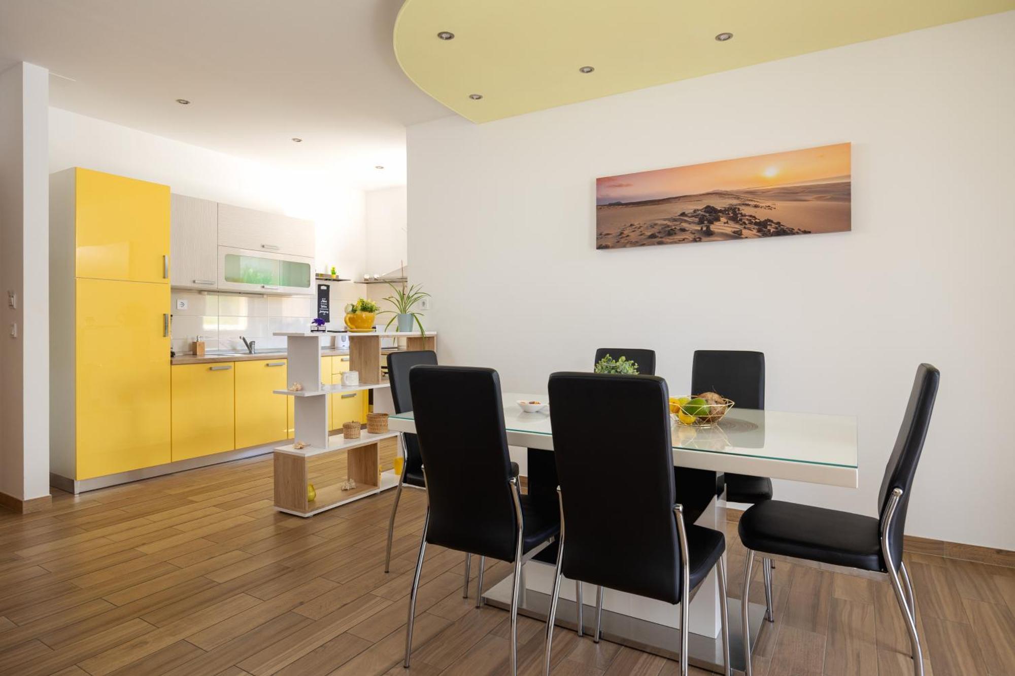 Sunny Garden Apartment Split Exterior photo