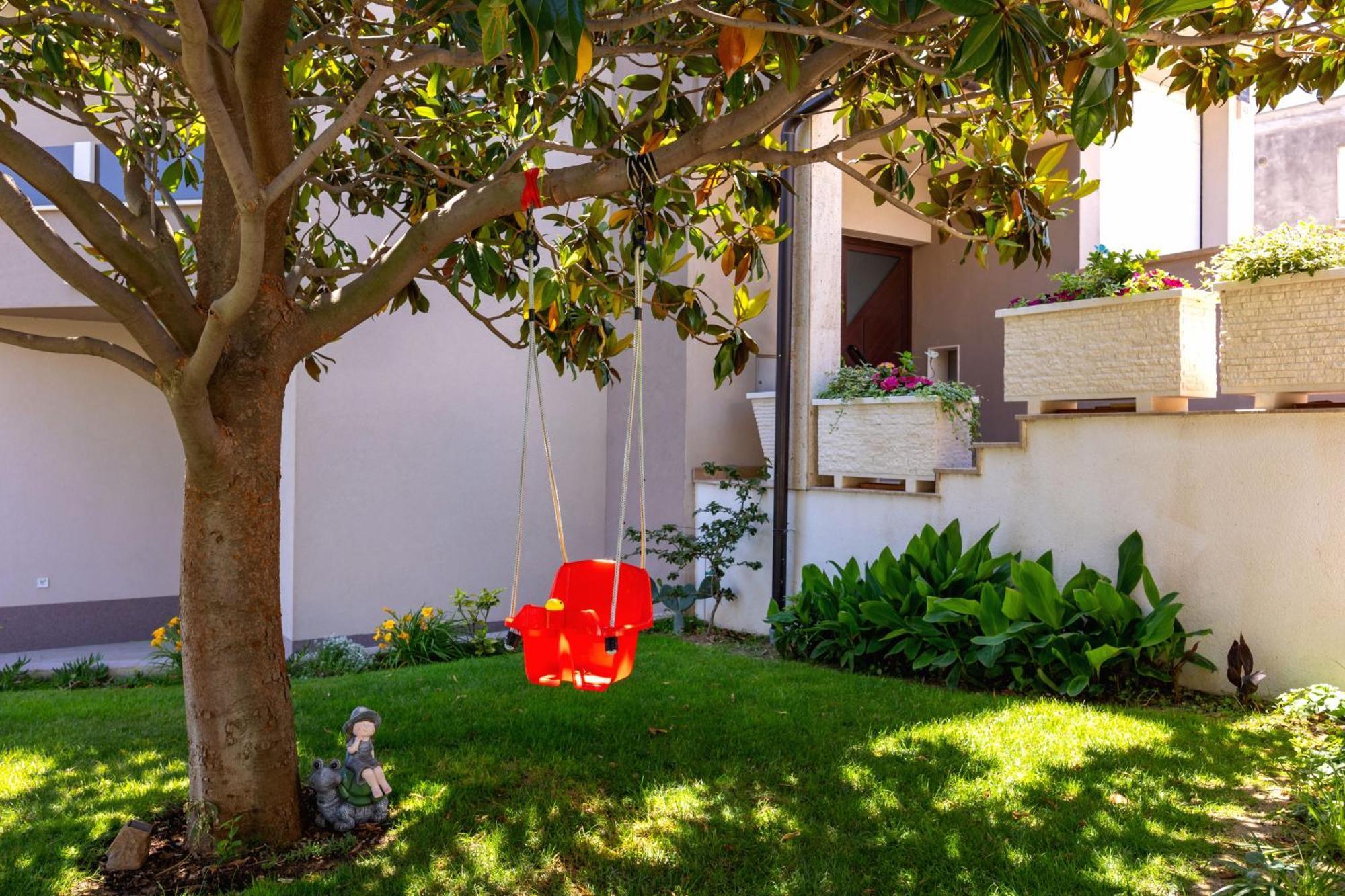 Sunny Garden Apartment Split Exterior photo