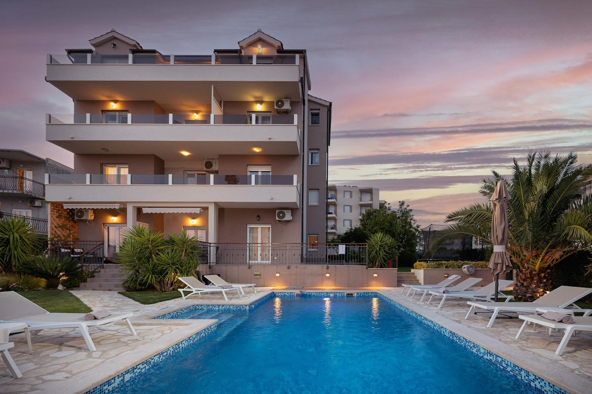 Sunny Garden Apartment Split Exterior photo