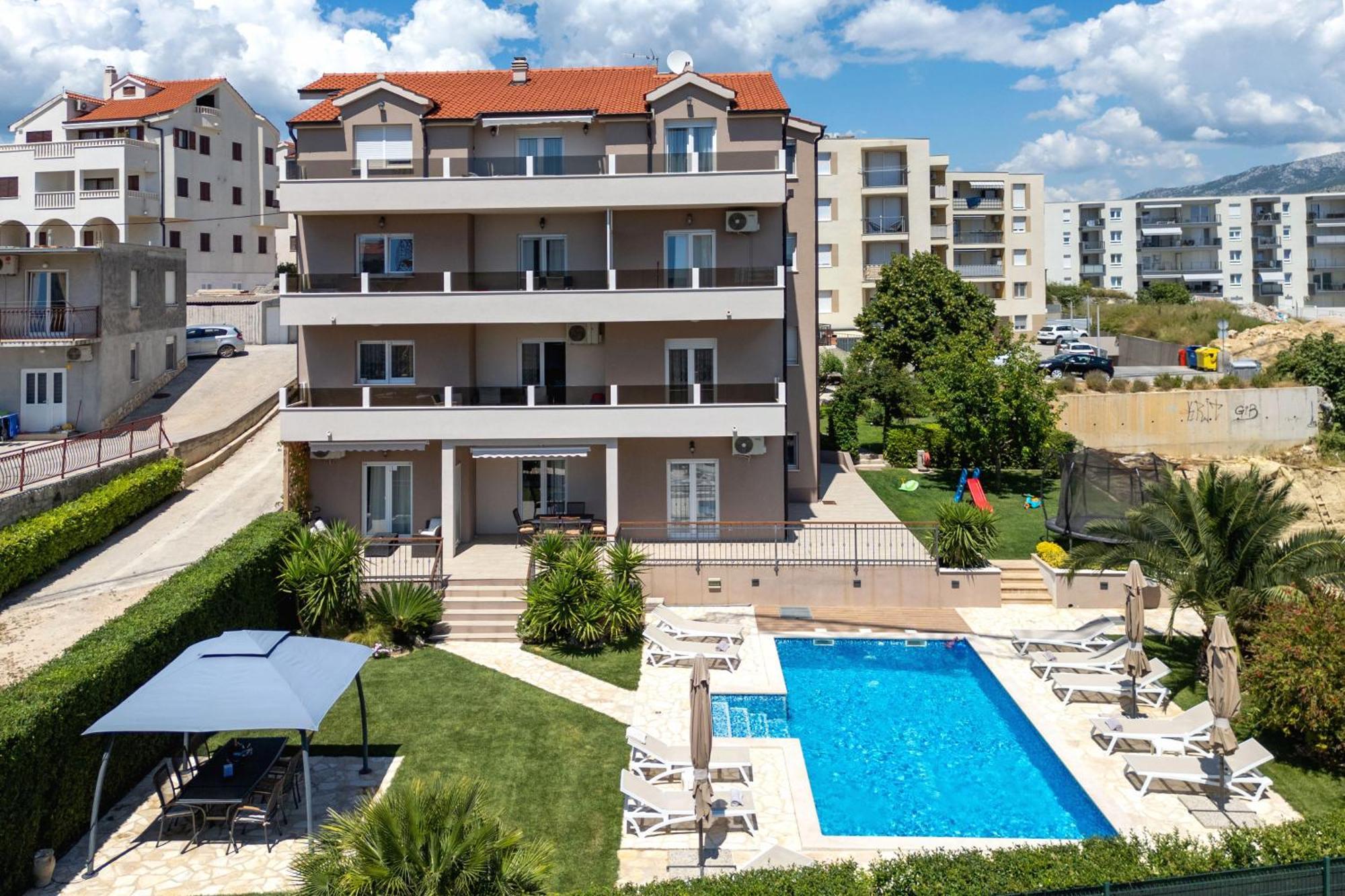 Sunny Garden Apartment Split Exterior photo