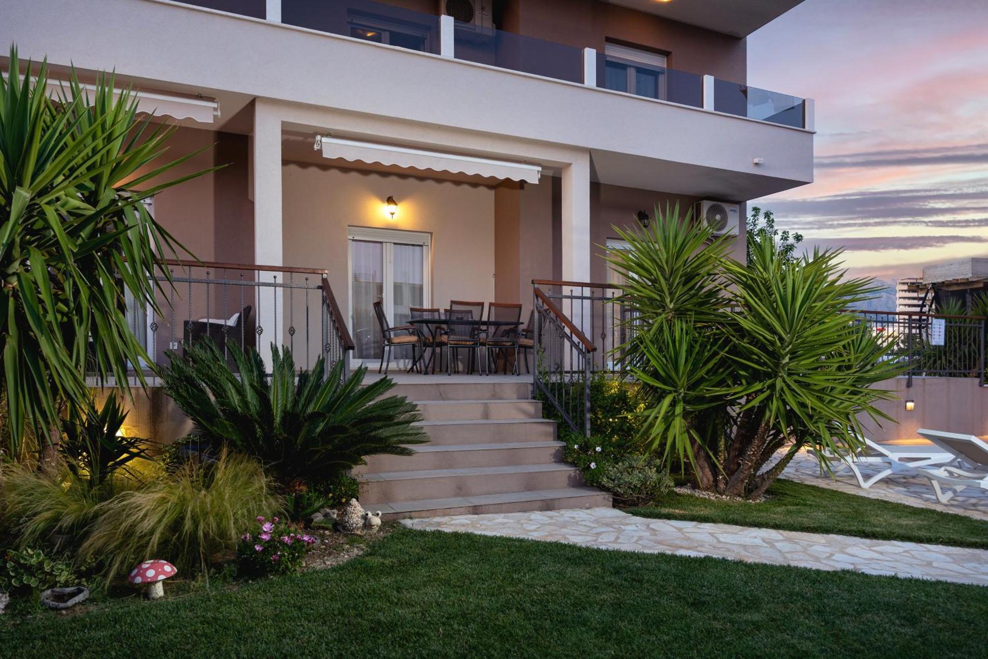 Sunny Garden Apartment Split Exterior photo