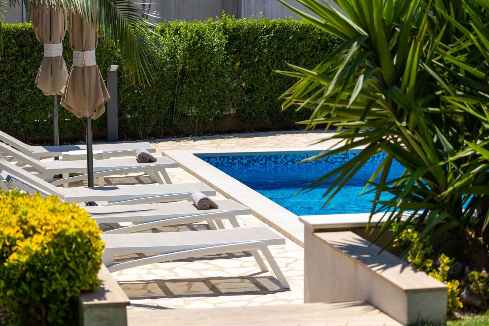 Sunny Garden Apartment Split Exterior photo