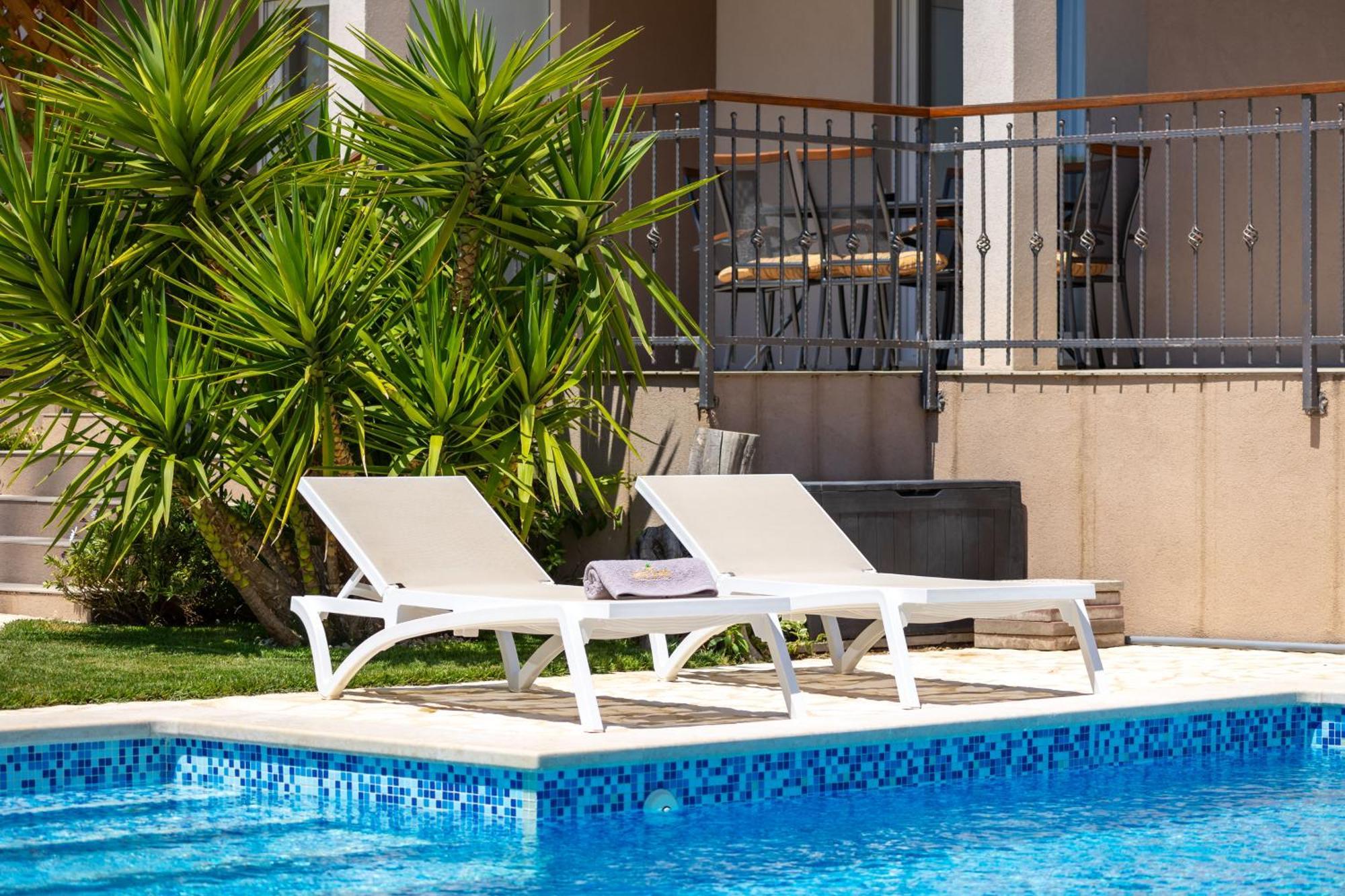 Sunny Garden Apartment Split Exterior photo