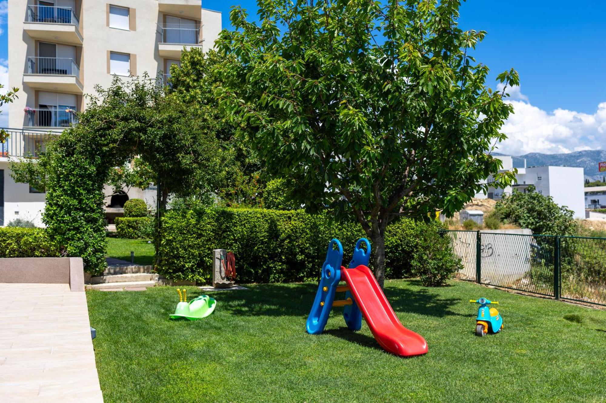Sunny Garden Apartment Split Exterior photo